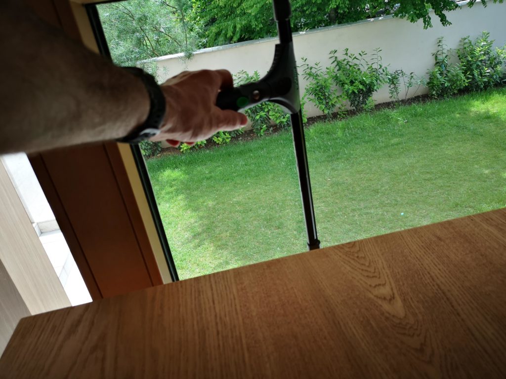 Ablaktisztítás-ablakpucolo ninja lehúzó ablakpucolás közben